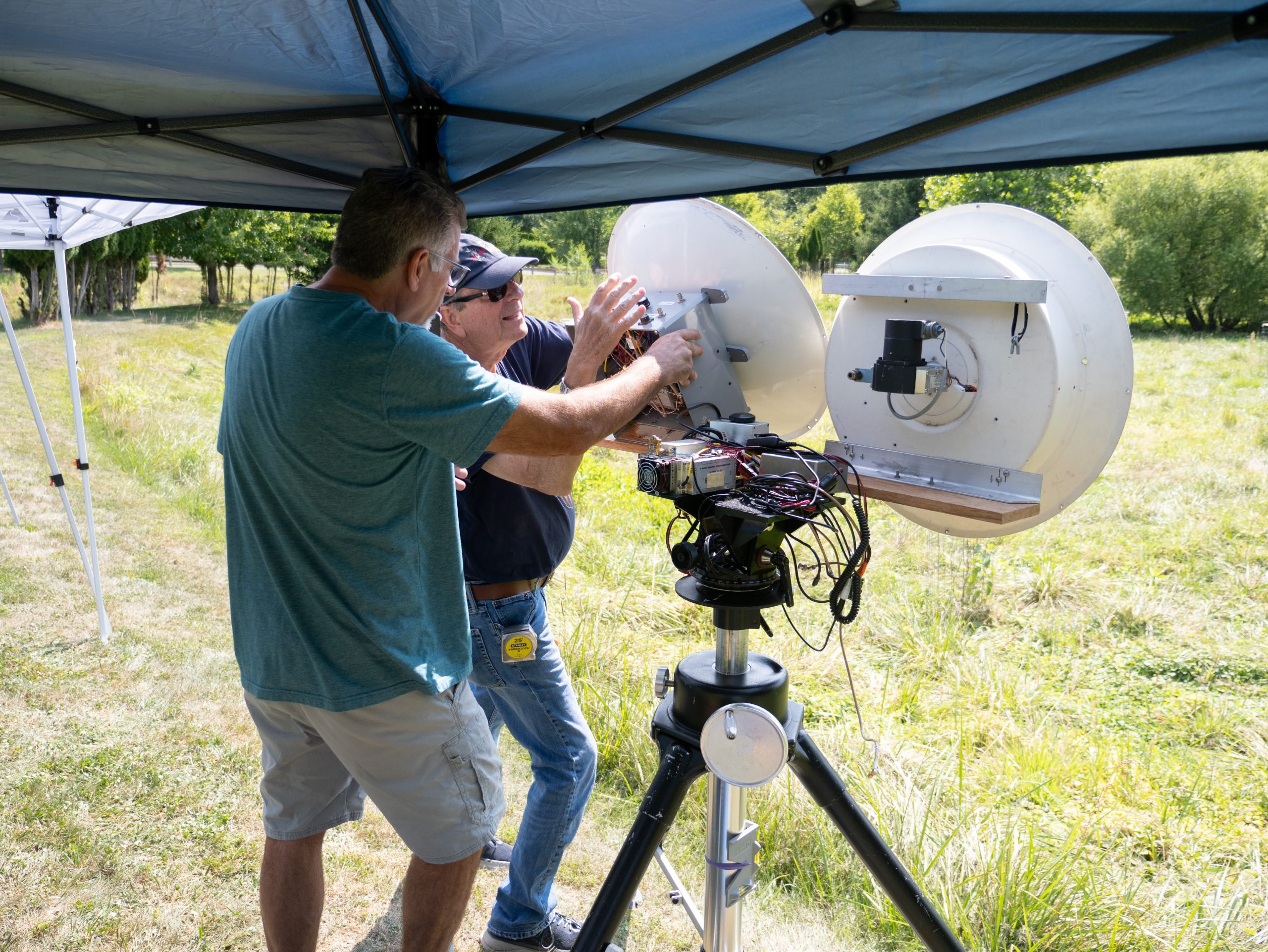 N2LQH helping K1RZ Dave set up 10 and 24 GHz dishes before the competition